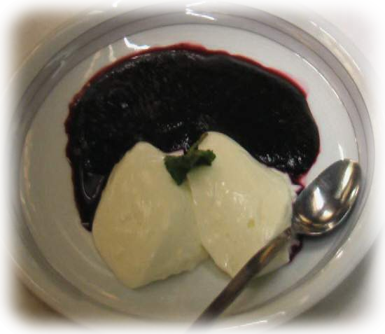 Rahmnockerln mit Heidelbeerpüree
