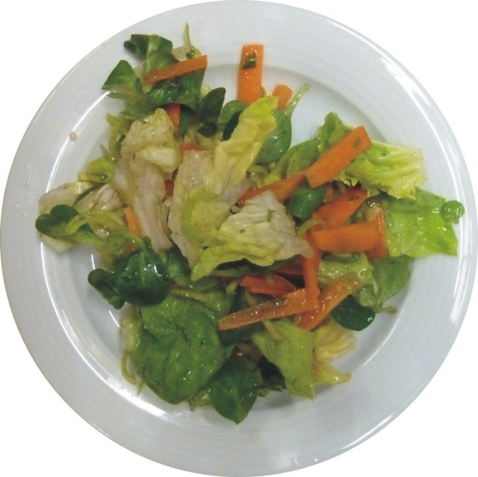 Gemischter Blattsalat mit Holunderblütendressing