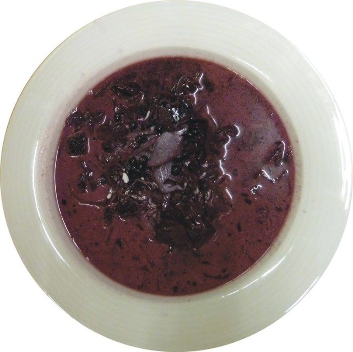 Rotkrautsuppe mit Holunderbeeren