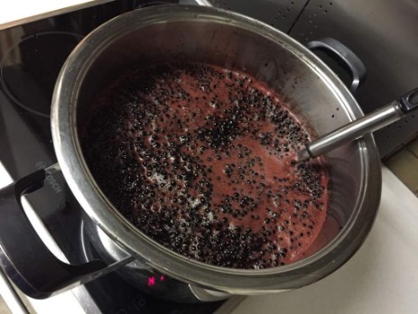 Schwarzer Holunder und Balsamico beim Aufkochen Schwarzer Holunder und Balsamico beim Aufkochen